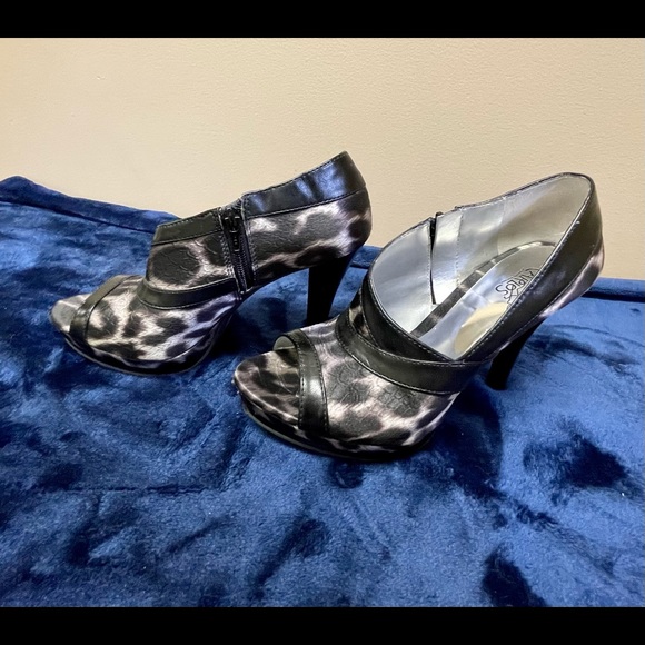 Open toe platform heels - Picture 8 of 16